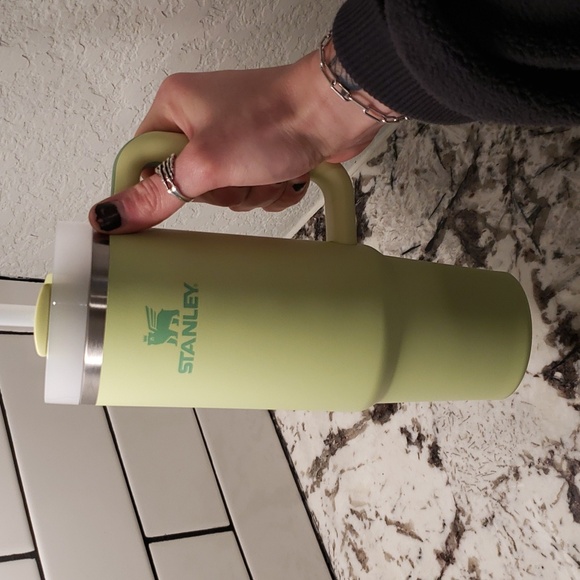 Stanley The Flowstate 30oz Quencher H2.0 Tumbler in Citron - Picture 2 of 8